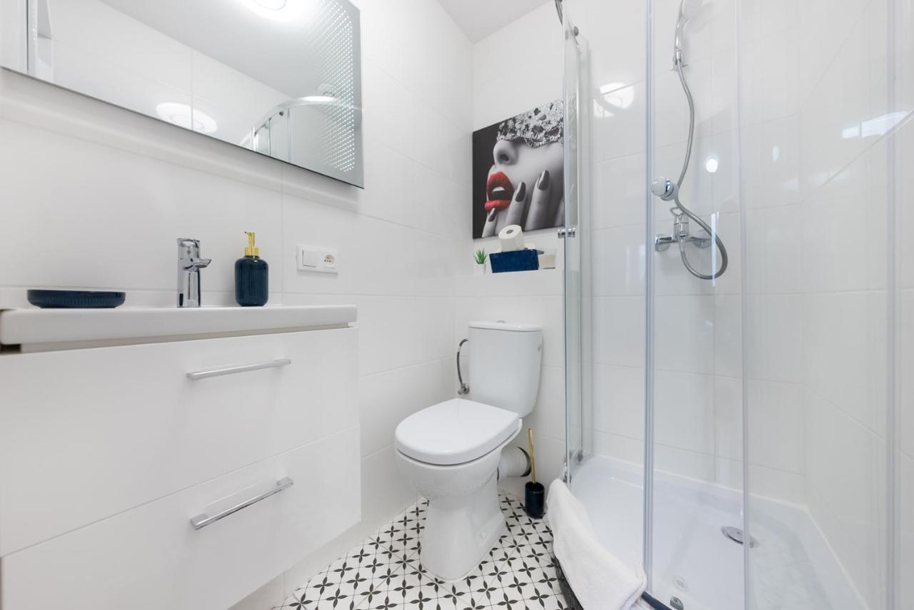 Unit Rooms Warszawa By Metro Rondo Onz Short Rent Idealne Pokoje Na Nocleg W Warszawie Esterno foto