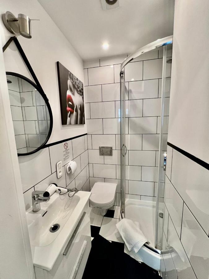 Unit Rooms Warszawa By Metro Rondo Onz Short Rent Idealne Pokoje Na Nocleg W Warszawie Esterno foto