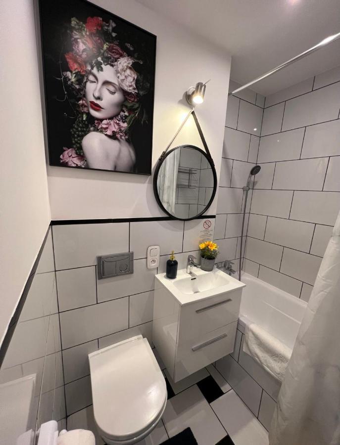 Unit Rooms Warszawa By Metro Rondo Onz Short Rent Idealne Pokoje Na Nocleg W Warszawie Esterno foto